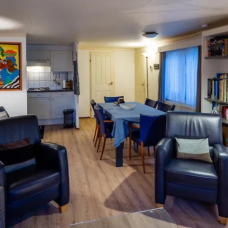 Дом отдыха Cozy & Spacious Place On A Quiet Spot In The Middle Of The Netherlands With Free Use Of 2 Women's And 2 Men's Bikes Child Seat Пюттен